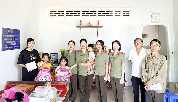 Hội Phụ nữ Công an tỉnh trao tặng quà cho 2 con của chị Trần Thị Loan (ngụ xã Bảo Hòa, H.Xuân Lộc) vào giữa tháng 8-2022