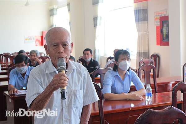 Cử tri TP.Biên Hòa phát biểu nêu ý kiến kiến nghị tại hội nghị tiếp xúc cử tri trước kì họp thường lệ giữa năm 2022 HĐND tỉnh khóa X.