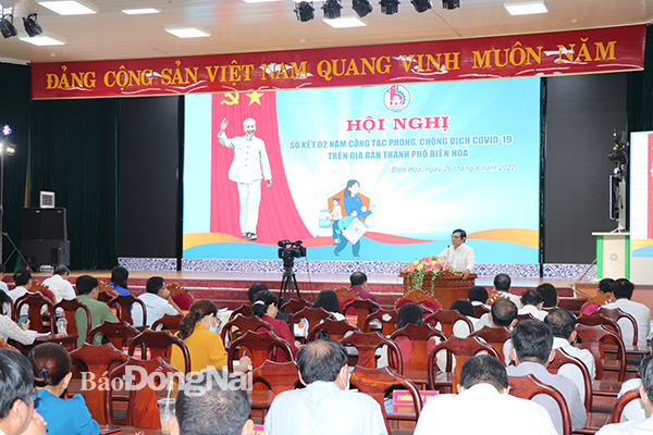 Phó chủ tịch UBND tỉnh Nguyễn Sơn Hùng phát biểu tại hội nghị. Ảnh: H.Yến