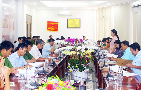 Phó chủ tịch Ủy ban MTTQ Việt Nam tỉnh Lưu Thị Hà phát biểu chỉ đạo tại buổi giám sát. Ảnh: Tố Tâm