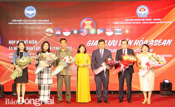 Phó chủ tịch HĐND tỉnh Hoàng Thị Bích Hằng tặng hoa chúc mừng đại biểu Tổng lãnh sự quán các nước trong khối ASEAN tại TP.HCM về tham dự chương trình.