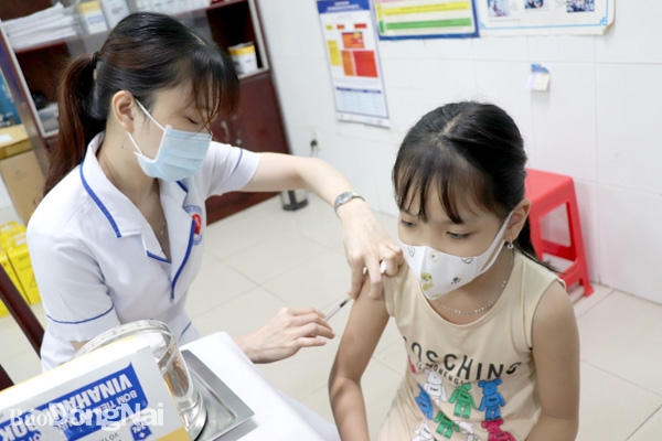 Tiêm vaccine phòng cúm mùa là biện pháp phòng bệnh hiệu quả, đặc biệt trong giai đoạn dịch bệnh diễn biến phức tạp, có nguy cơ dịch chồng dịch như hiện nay. Trong ảnh: Tiêm vaccine phòng bệnh tại Trung tâm Y tế H.Trảng Bom