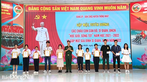 Thượng tá Nguyễn Văn Đắc, Chỉ huy Trưởng Ban Chỉ huy quân sự H.Thống Nhất tặng giấy khen và tiền thưởng cho các sinh viên, học sinh tại buổi lễ