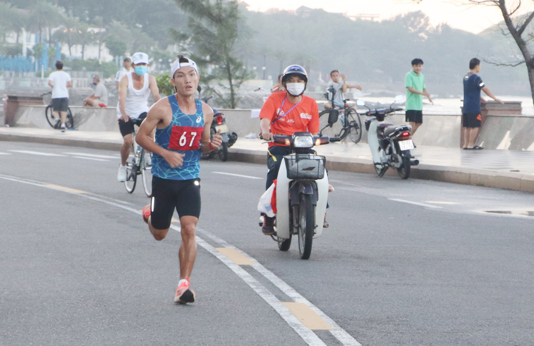 Nhà vô địch SEA Games 31 marathon (42,195km) Hoàng Nguyên Thanh của Bình Phước về nhất cự ly 10km nam hệ tuyển