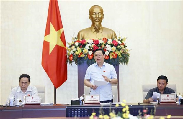 NA Chairman Vuong Dinh Hue speaks at the working session.