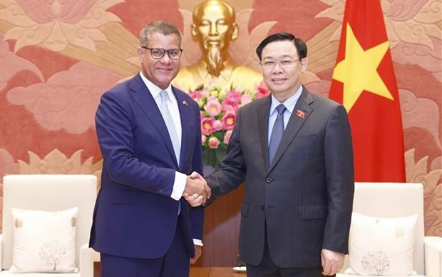 National Assembly Chairman Vuong Dinh Hue (R) and COP26 President Alok Kumar Sharma.