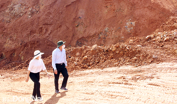  Đoàn công tác của Phó chủ tịch Võ Văn Phi đi kiểm tra tình trạng sạt lở đất đồi tại khu vực ấp Phú Lâm 3, xã Phú Sơn, H.Tân Phú (năm 2021). Ảnh minh họa
