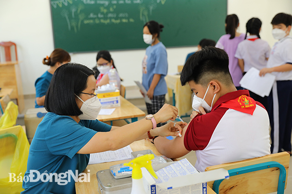 Tiêm vaccine phòng Covid-19 cho học sinh trên địa bàn TP.Biên Hòa.