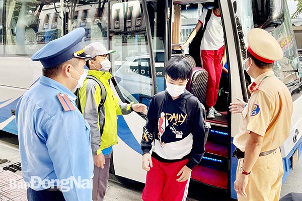 Lực lượng thanh tra giao thông và cảnh sát giao thông kiểm tra phương tiện đưa rước học sinh tại một trường học trên địa bàn P.Bửu Long (TP.Biên Hòa) dịp đầu năm học 2022-2023