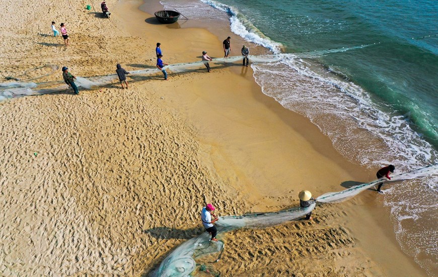 Groups of 10 to 16 fishermen use coracles or boats to cast 600-800-meter fishing nets near the seashore, then they come back to the shore and gradually walk backwards to pull in fishing nets.