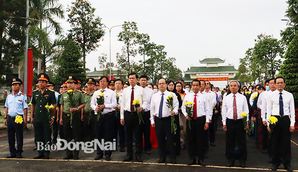 Đoàn đại biểu lãnh đạo tỉnh Đồng Nai viếng liệt sĩ tại Nghĩa trang liệt sĩ tỉnh. Ảnh: Nguyệt Hà