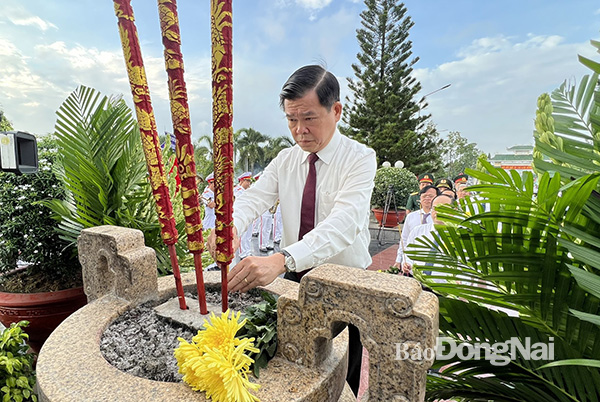 Bí thư Tỉnh ủy Nguyễn Hồng Lĩnh dâng hương đài liệt sĩ