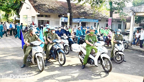 Công an xã Gia Kiệm (H.Thống Nhất) tổ chức ra quân tuyên truyền pháp luật cho người dân. Ảnh: Công an cung cấp