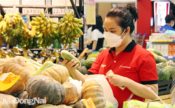Người tiêu dùng chọn mua các loại thực phẩm tại một siêu thị ở TP.Biên Hòa