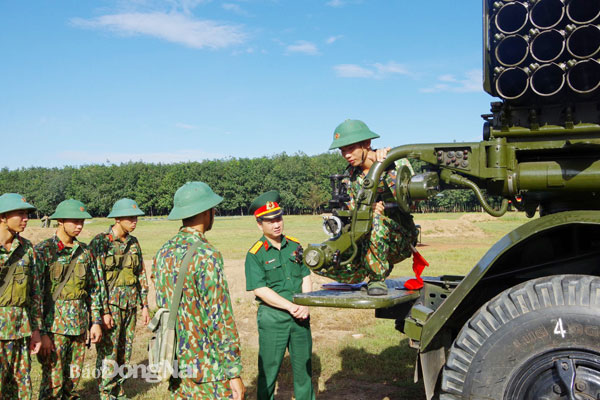 Bộ Tham mưu Binh chủng Pháo binh kiểm tra chất lượng huấn luyện chuyên ngành trận địa của Trung đội Pháo BM21. Ảnh: Nguyệt Hà