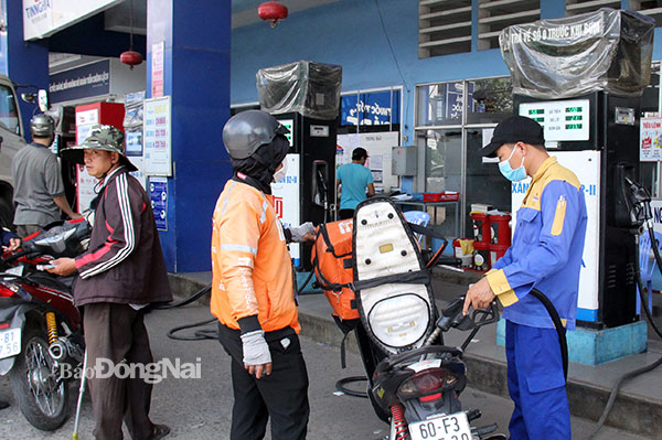 Người dân đổ xăng tại một cửa hàng bán lẻ xăng dầu trên đường Nguyễn Ái Quốc (TP.Biên Hòa). Ảnh: Lam Phương