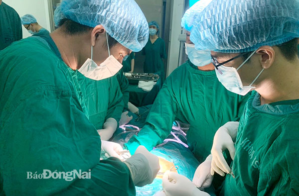 Các bác sĩ Bệnh viện Đa khoa Đồng Nai thực hiện ca mổ để chuẩn bị thực hiện kỹ thuật lọc màng bụng điều trị suy thận giai đoạn cuối. Ảnh: Hạnh Dung