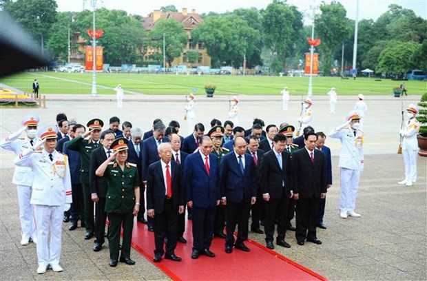 A delegation of Party and State leaders pay tribute to President Ho Chi Minh at his Mausoleum on September 1.