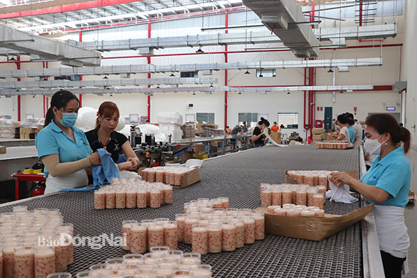 Sản xuất nến xuất khẩu tại Công ty TNHH Quốc tế Fleming Việt Nam ở Khu công nghiệp Amata (TP.Biên Hòa). Ảnh: Hương Giang