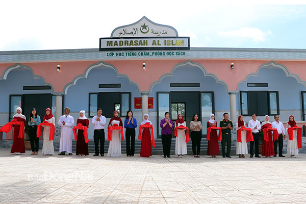 Các đại biểu tham gia cắt băng khánh thành công trình phòng đọc và học tiếng Chăm. Ảnh: H.Yến