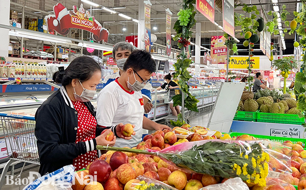 Người dân mua sắm các loại trái cây tại một siêu thị ở TP.Biên Hòa vào dịp nghỉ lễ 2-9. (Ảnh: Hải Quân)