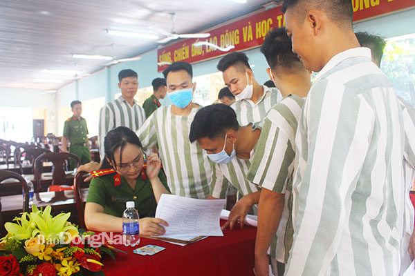 Amnestied prisoners in B5 Prison receive new ID cards. 