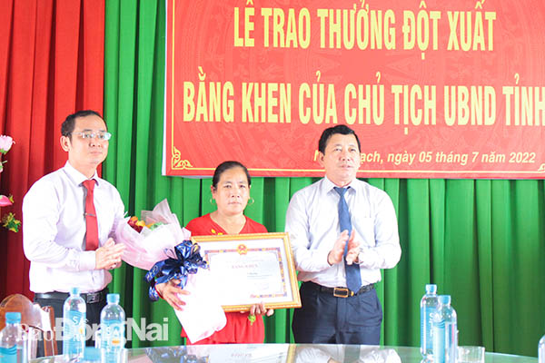 Lễ trao thưởng đột xuất bằng khen của Chủ tịch UBND tỉnh cho bà Võ Thị Tuyết Hương, gương điển hình người tốt việc tốt “nhặt được của rơi, trả người đánh mất” tại H.Nhơn Trạch.