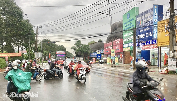 Quốc lộ 20 đoạn qua H.Định Quán xảy ra tình trạng xe đông, di chuyển chậm vào chiều 4-9. Ảnh: Tuấn Bình