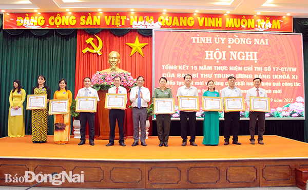 Ủy viên Ban TVTU, Trưởng Ban Tuyên giáo Tỉnh ủy Phạm Xuân Hà trao bằng khen của UBND tỉnh cho các tập thể, cá nhân đạt thành tích xuất sắc trong thực hiện Chỉ thị 17