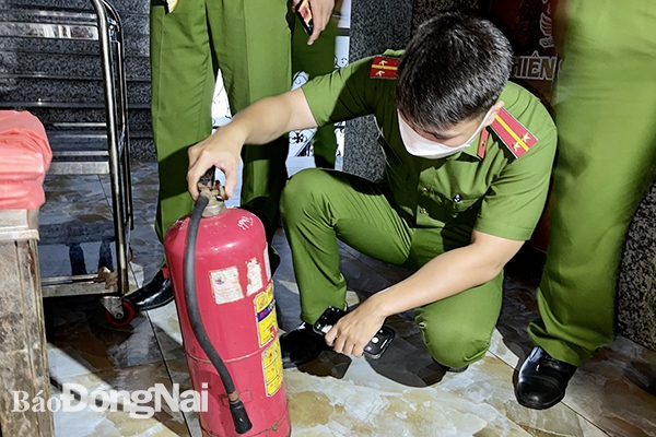  Lực lượng chức năng kiểm tra các bình chữa cháy xách tay tại quán karaoke T.S (P.Thống Nhất, TP.Biên Hòa) khuya 7-9. Ảnh: Đăng Tùng.