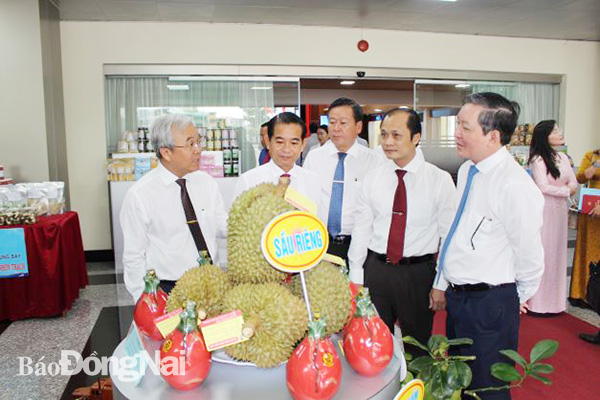 Ông Lương Quốc Đoàn, Chủ tịch Trung ương Hội Nông dân Việt Nam và lãnh đạo tỉnh tham quan các gian hàng trưng bày nông sản của Đồng Nai tại hội nghị. 