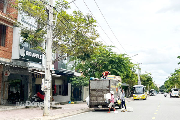 Thu gom rác bằng xe không đạt chuẩn tại KP.2,  P.Bửu Long (TP.Biên Hòa). Ảnh: Kim Liễu