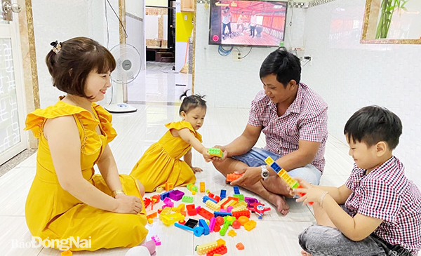 Yêu thương, sẻ chia và cùng nhau dạy con cái là cách gia đình chị Mạnh Thị Giang (TP.Long Khánh) giúp con trẻ ý thức hơn về giá trị gia đình. Ảnh: NVCC