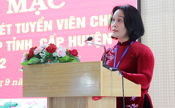 Đồng chí Đặng Minh Nguyệt, Ủy viên Ban TVTU, Trưởng ban Tổ chức Tỉnh ủy, Phó chủ tịch Hội đồng tuyển dụng phát biểu khai mạc kỳ thi