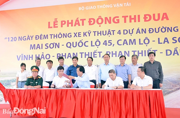  Phó thủ tướng Lê Văn Thành và lãnh đạo các bộ, ngành, địa phương chứng kiến lễ ký kết giao ước thi đua giữa các chủ đầu tư và các nhà thầu