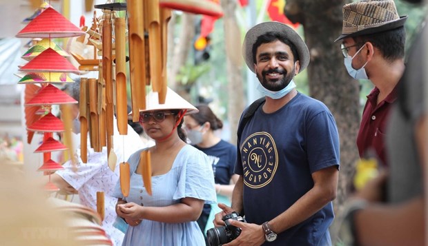 Foreign visitors in Hanoi (Photo: VNA)