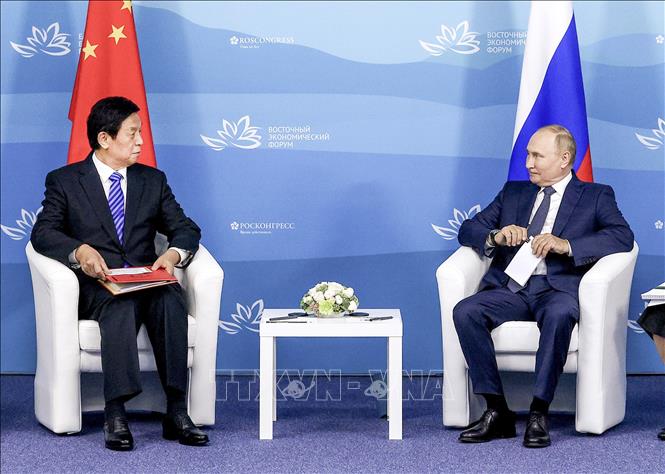 Chủ tịch Quốc hội Trung Quốc Lật Chiến Thư (trái) tại cuộc gặp Tổng thống Nga Vladimir Putin ở thành phố Vladivostok ngày 7/9/2022. Ảnh: Ảnh: THX/TTXVN