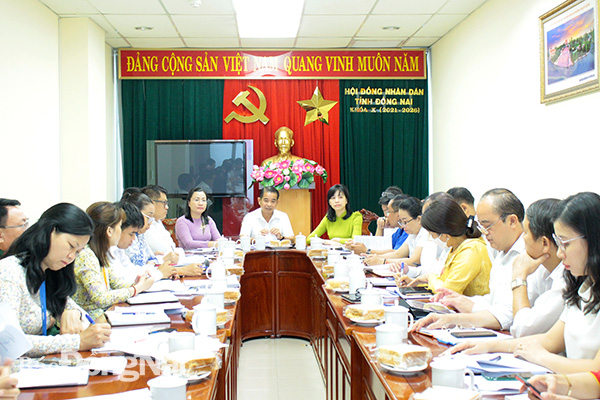 Ủy viên Ban TVTU, Chủ tịch HĐND tỉnh Thái Bảo phát biểu tại cuộc họp