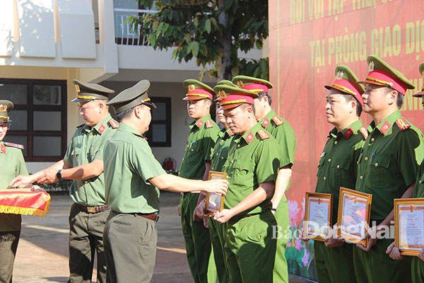 Giám đốc Công an tỉnh, thiếu tướng Nguyễn Sỹ Quang trao giấy khen cho các cá nhân đạt thành tích trong điều tra vụ án. Ảnh: Trần Danh