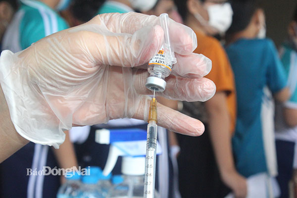 Tỉnh Đồng Nai đang tiếp tục triển khai tiêm hơn 131 ngàn liều vaccine phòng Covid-19. Ảnh: Hạnh Dung