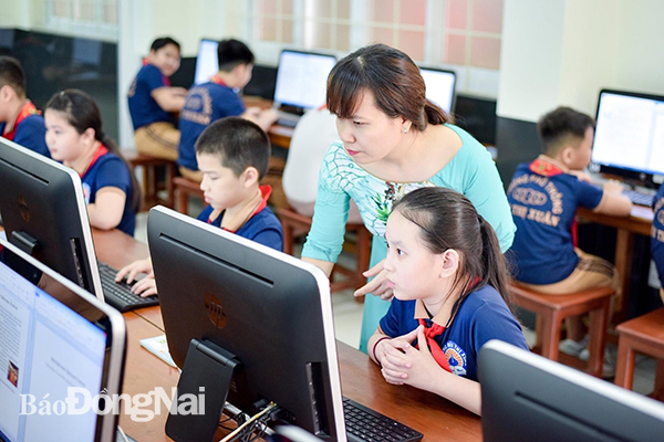 Giáo viên Trường TH-THCS-THPT Bùi Thị Xuân (TP.Biên Hòa) hướng dẫn học sinh thực hành môn Tin học