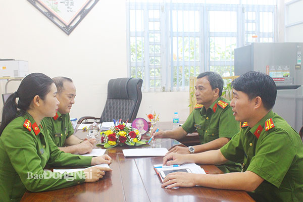 Thượng tá Trần Văn Hùng (thứ 2 từ phải qua), Phó trưởng phòng Cảnh sát điều tra tội phạm về ma túy Công an tỉnh, trao đổi nghiệp vụ với cán bộ, chiến sĩ trong đơn vị. Ảnh: Tố Tâm