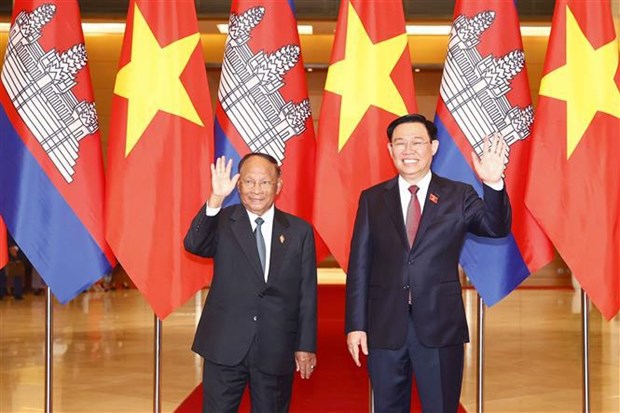 National Assembly Chairman Vuong Dinh Hue (R) and President of the Cambodian National Assembly Samdech Heng Samrin.