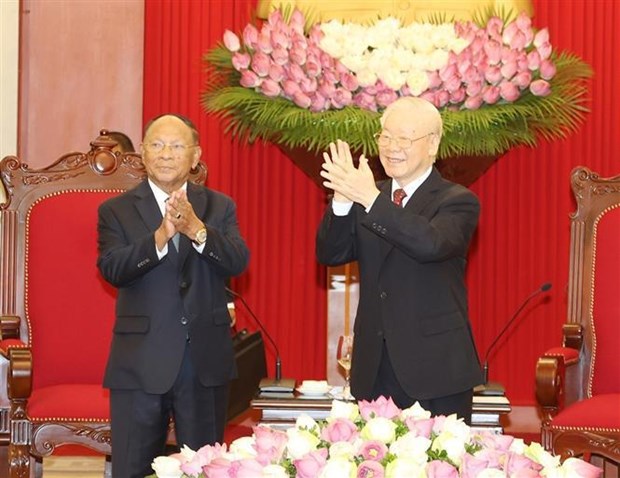 Party General Secretary Nguyen Phu Trong (R) and President of the Cambodian National Assembly Samdech Heng Samrin.