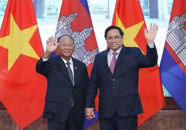 PM Pham Minh Chinh (R) and President of the Cambodian NA Samdech Heng Samrin meet in Hanoi on September 13. 