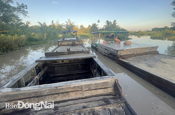 Một ghe hút cát trái phép trên sông Đồng Nai bị lực lượng công an phát hiện vào ngày 30-8. (ảnh công an cung cấp)