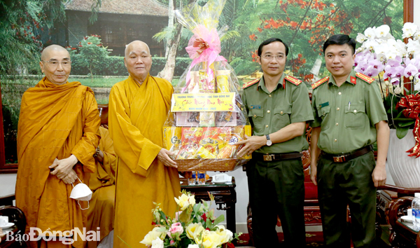 Phó giám đốc Công an tỉnh, đại tá Nguyễn Xuân Thao (thứ 2 từ phải qua) gặp gỡ, chúc mừng Ban Trị sự Giáo hội Phật giáo Việt Nam tỉnh Đồng Nai nhân dịp đầu năm mới 2022