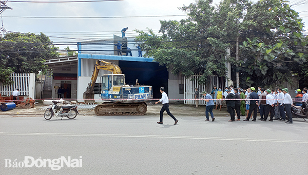 Một nhà xưởng tại phường Bửu Long bị cưỡng chế tháo gỡ để bàn giao mặt bằng xử lý đất nhiễm dioxin