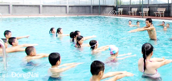 Dạy bơi cho trẻ em, một trong những kỹ năng sinh tồn trong môi trường nước. Ảnh: N.Hà