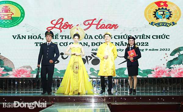 Đội đến từ Công đoàn viên chức tỉnh thi diễn trang phục công sở tại Liên hoan văn hóa, thể thao của công chức, viên chức trong các cơ quan, đơn vị năm 2022